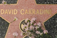Los simpatizantes del actor han estado dejando ofrendas florales en su estrella en el Paseo de la Fama en Hollywood